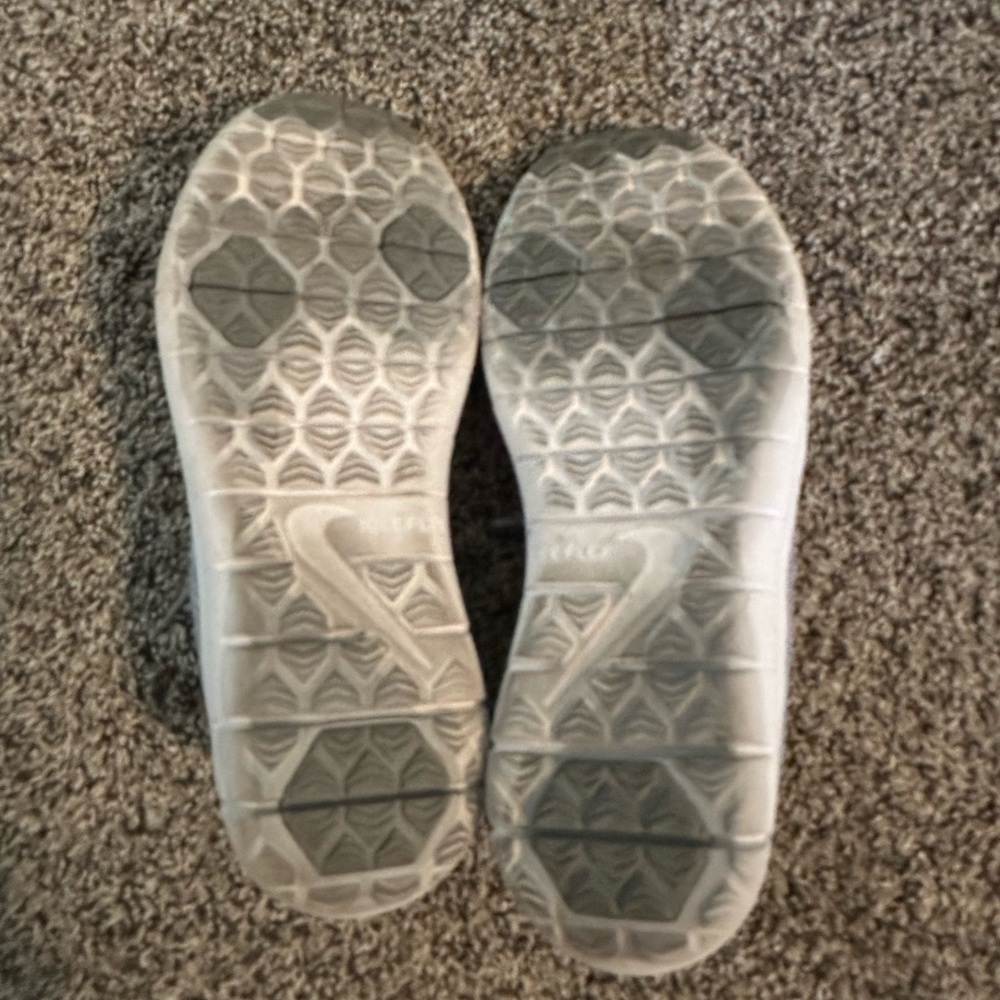 Womans Nike Shoes - Picture 5 of 5